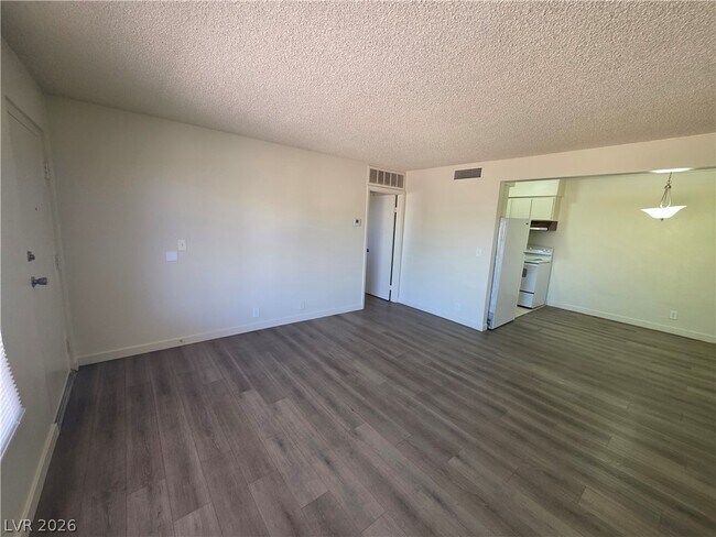 Building Photo - 615 S Royal Crest Cir