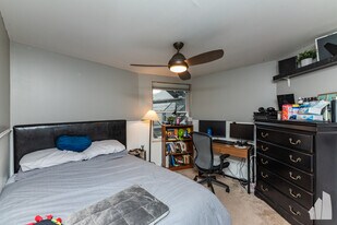 Building Photo - 2849 N Southport Ave