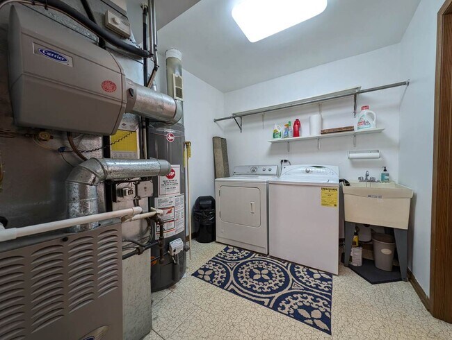 Building Photo - 9200 Drummond Dr