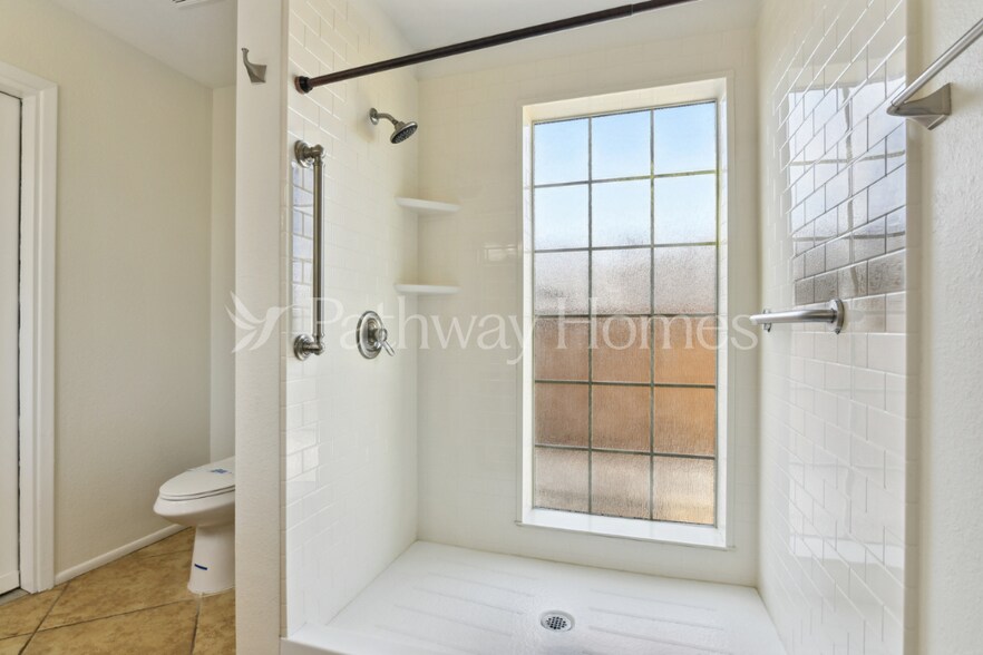 Building Photo - 807 E Country Gables Dr