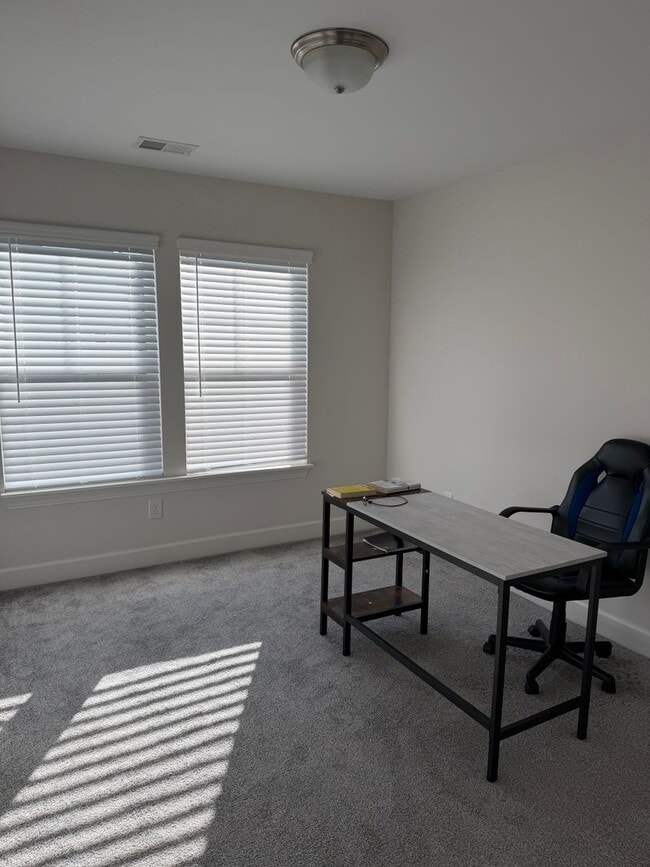 Building Photo - 3 Bedroom 2.5 Bath Townhome is the Madison Park area!!!