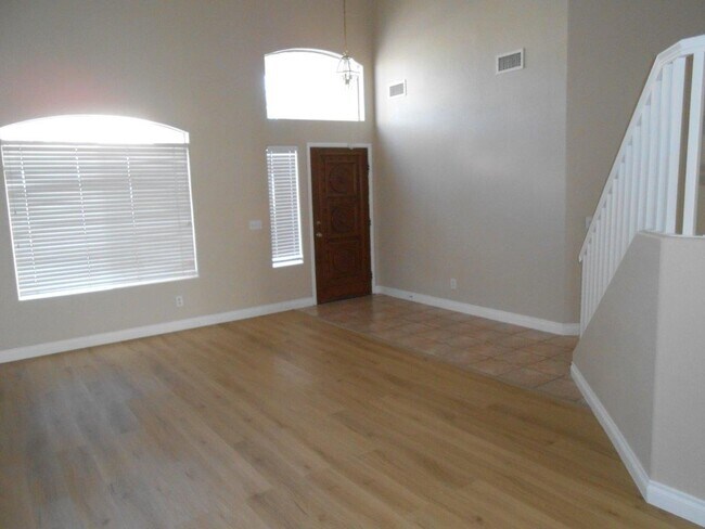 Building Photo - Great 2 Story Home in the NW