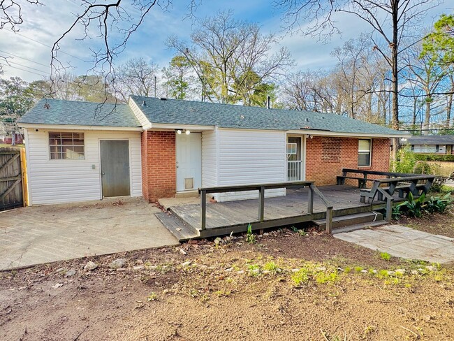Building Photo - Inviting 3-Bedroom, 1.5-bath