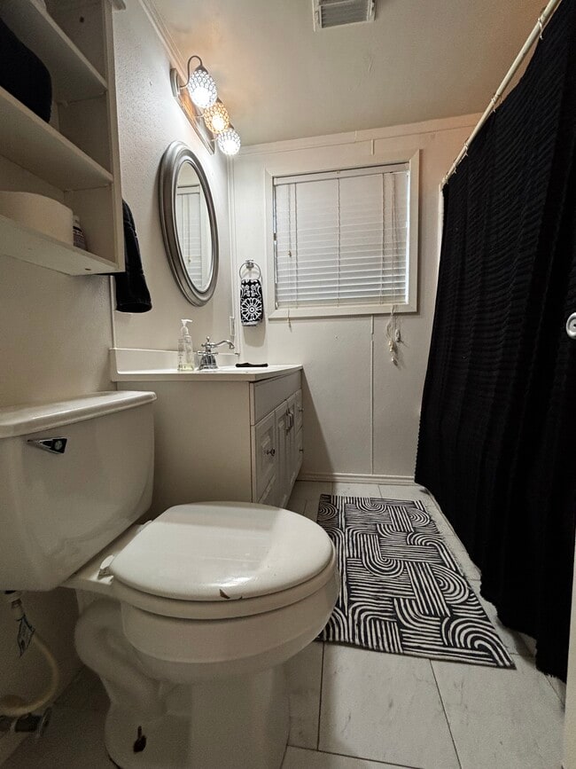 Building Photo - 611 Seashell Dr