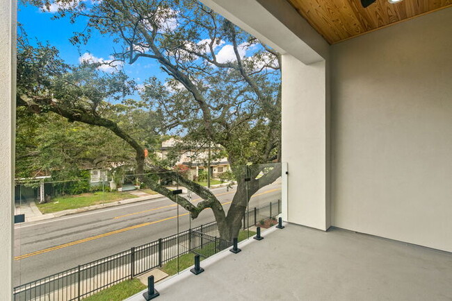 Building Photo - LIKE NEW Luxury Townhome For Rent in Tampa...