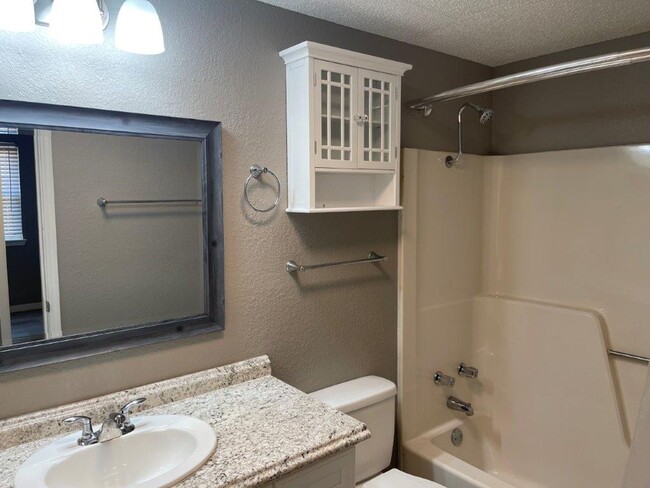Building Photo - Pets OK! Moore Schools, 2 bed 2 full bath ...