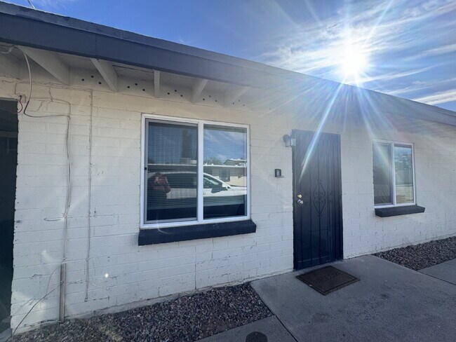 Building Photo - 2 Bedroom 1 Bathroom with W/D