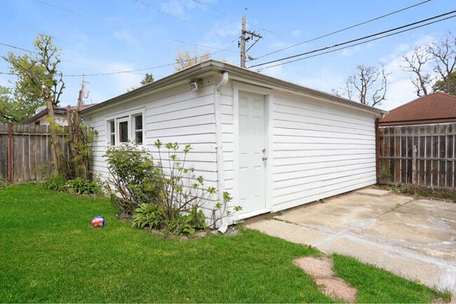 Building Photo - 6209 N Maplewood Ave