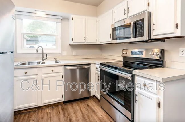 Building Photo - 2119 8th Ave N