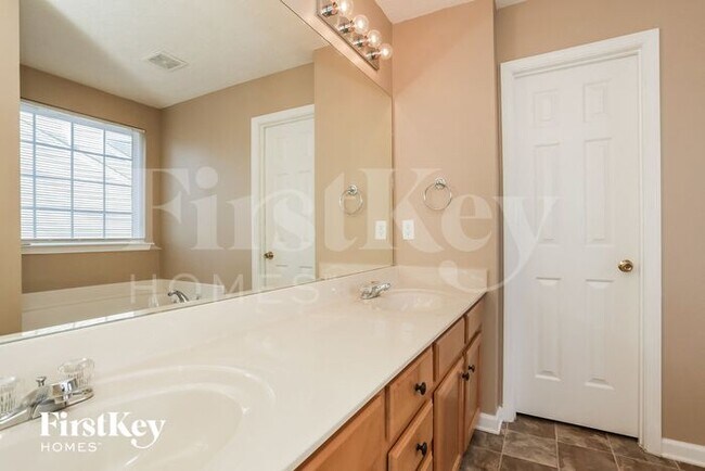 Building Photo - 1221 Andrews Dr