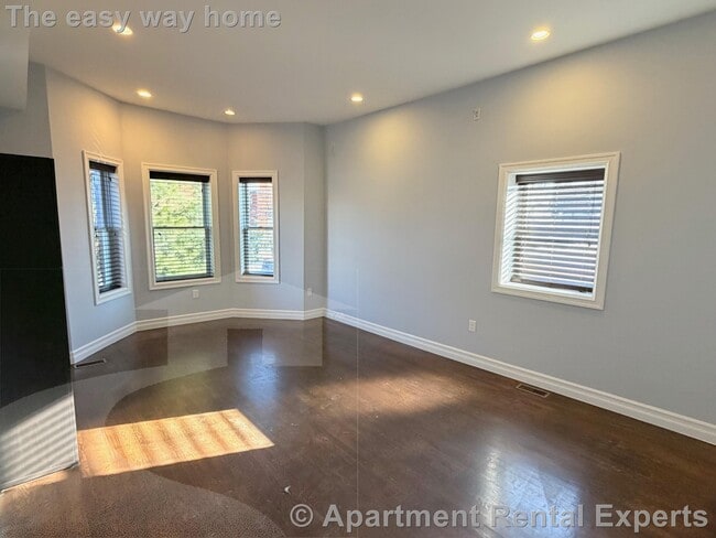 Building Photo - 8 Cross St E