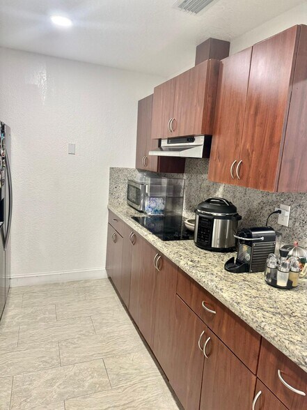 Building Photo - 5402 SW 138th Ave