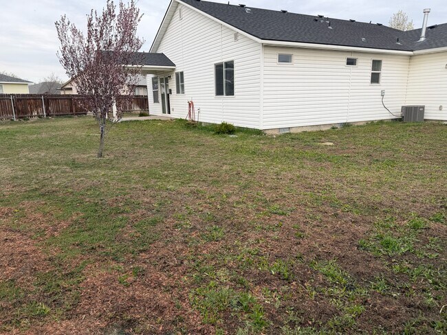 Building Photo - 108 NE Malad Ct