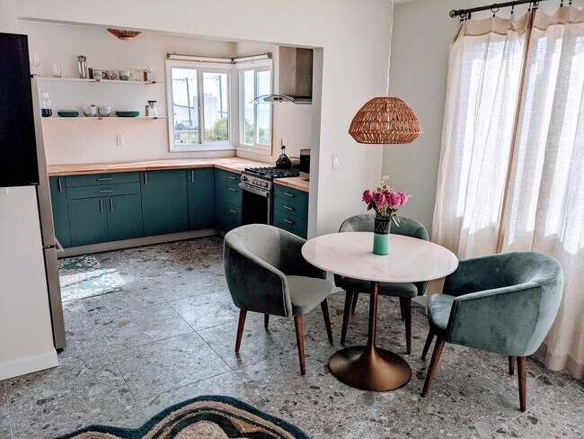 Kitchen - 308 Seaview St