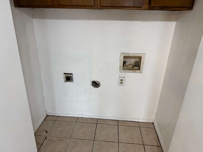 Building Photo - 9520 Royal Ln