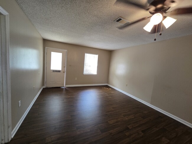 Building Photo - 403 E Lawnwood Ave
