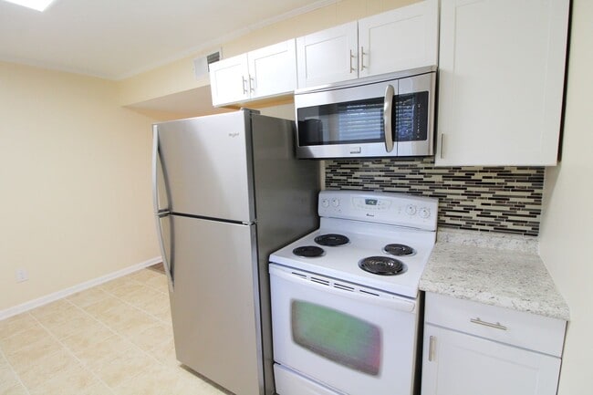Building Photo - Renovated 2 bedroom Townhome in Belmont!