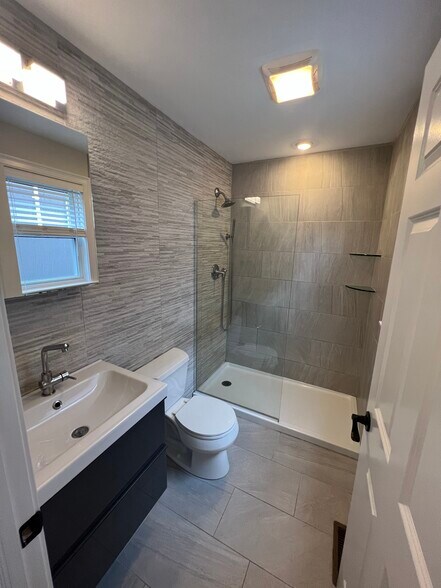 On-suite bathroom - 33 Sterling St