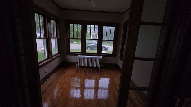 Building Photo - 4 bed 2 bath home
