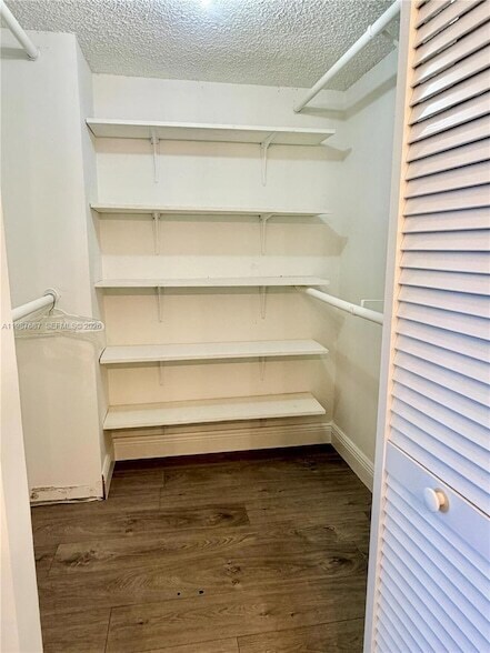 Building Photo - 281 W Park Dr