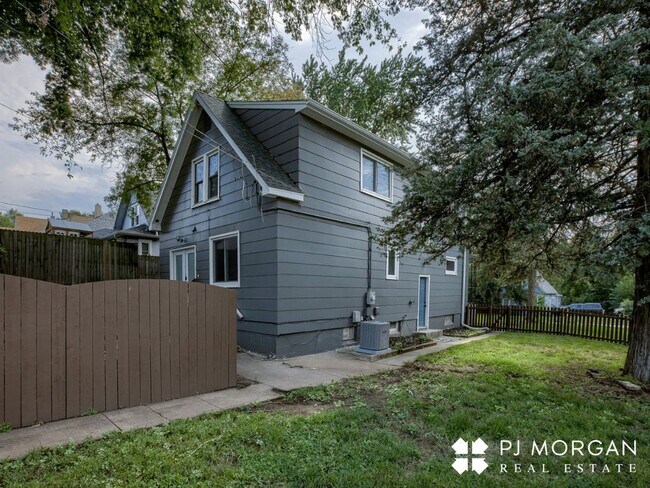 Building Photo - 3 bedroom, 2 bathroom House Available Imme...