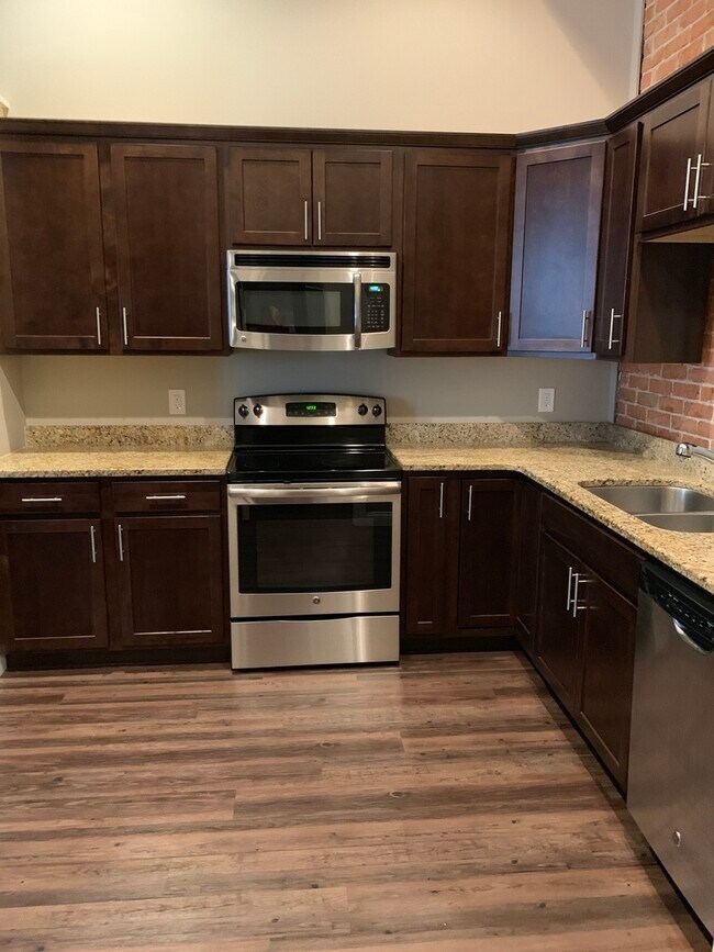 Building Photo - 1534 River Dr