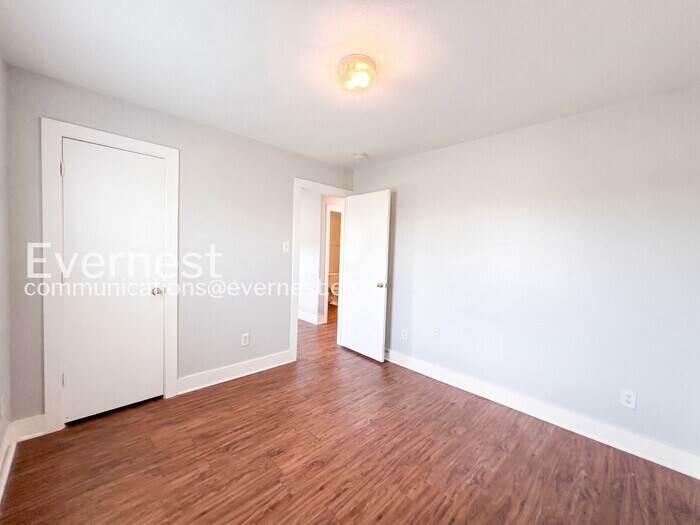 Building Photo - 1043 Grassy View Dr