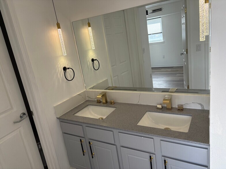 Building Photo - 150 N Main St