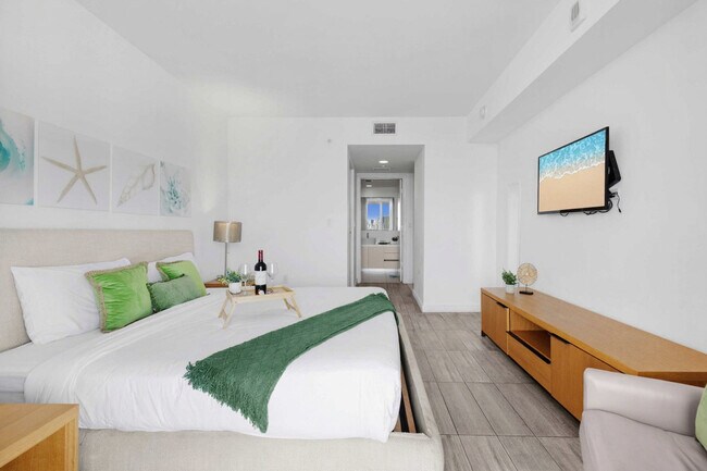 Building Photo - 2602 E Hallandale Beach Blvd
