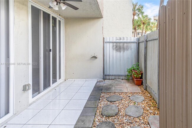 Building Photo - 10000 NW 80th Ct