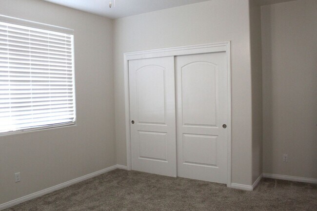 Building Photo - Northwest Bakersfield Home in the Village Green Community For Rent