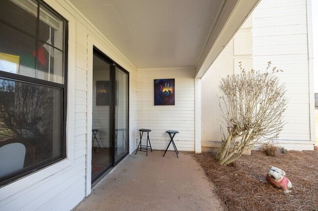 Building Photo - 290 Appleby Dr