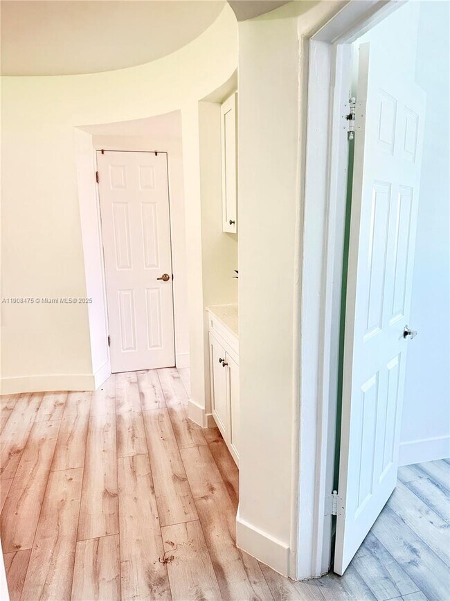 Building Photo - 6941 Bay Dr