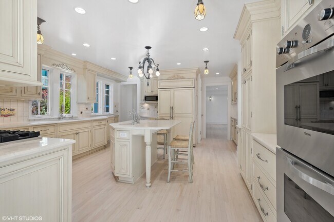 Building Photo - 619 Forest Ave