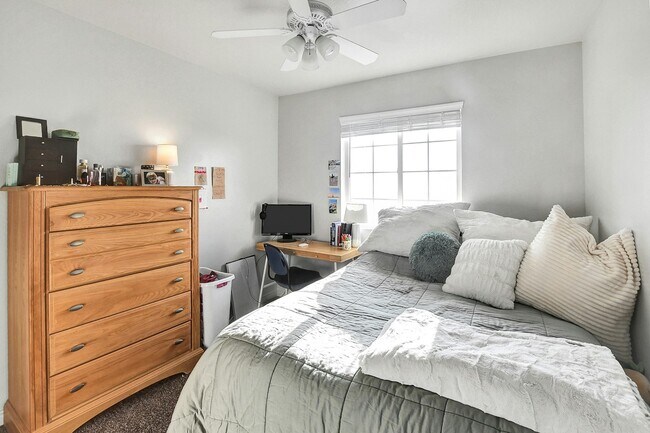 Building Photo - 2112 Dakota Ave