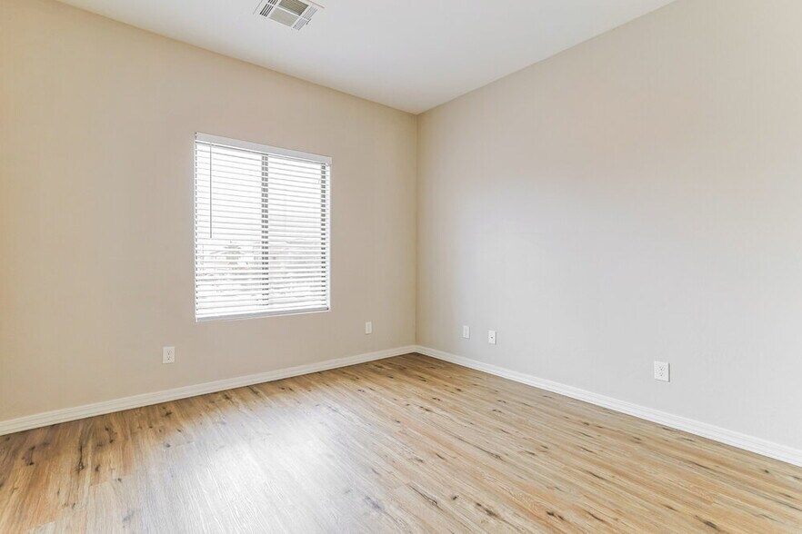 Building Photo - 2172 E Pima Ave