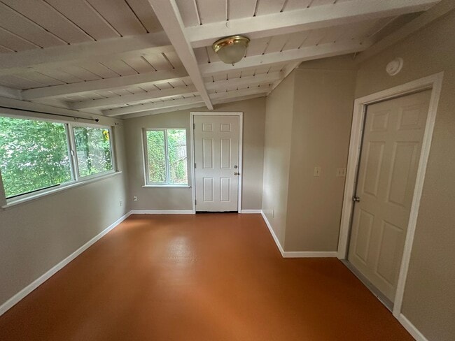 Building Photo - 2050 Laburnum Ave