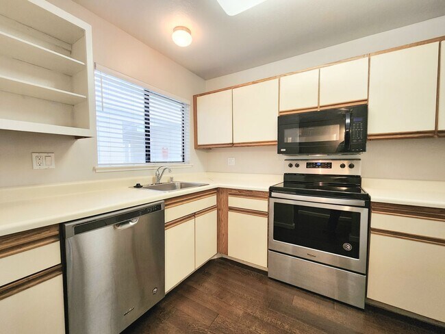 Building Photo - 2 bedroom 2 bath condo home in North San Mateo