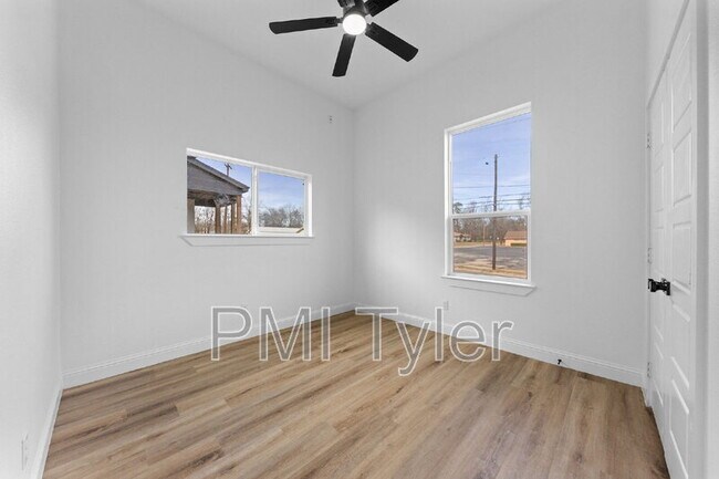 Building Photo - 1259 Bonham St