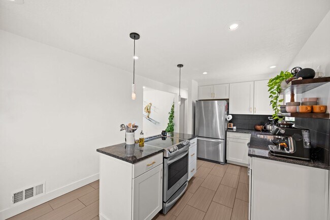 Building Photo - Beautifully Updated Holladay Home!