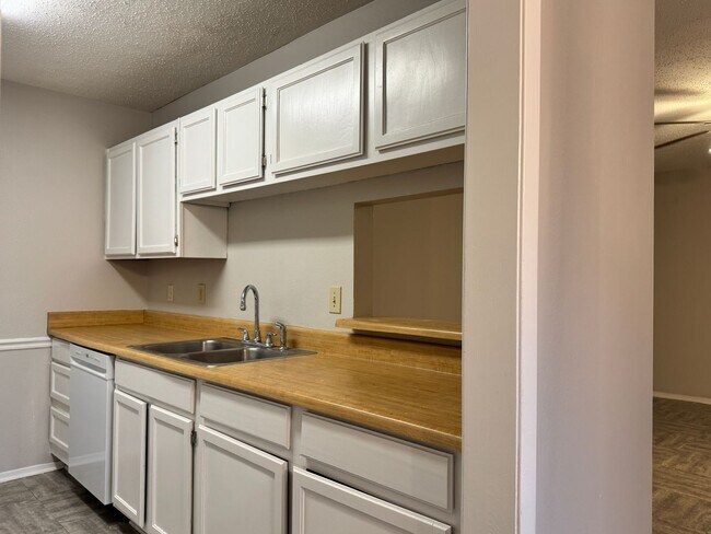 Building Photo - 400 South Town #105 - 2 bedroom Condo