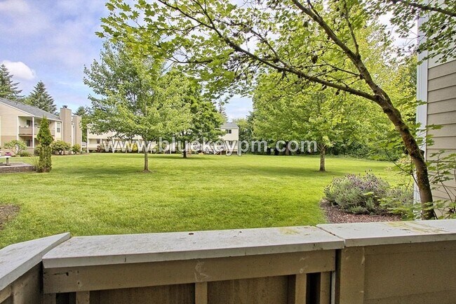 Building Photo - 1 Bed, 1 Bath Condo in Salmon Creek with Community Pool and Clubhouse