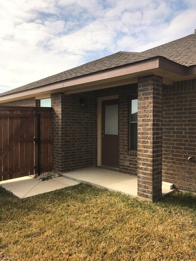 Building Photo - Beautiful 3 Bedroom, 2 Bath Duplex Near Cl...