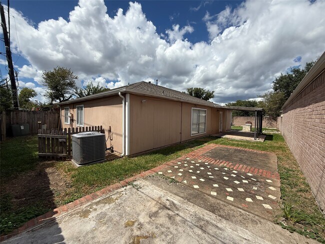 Building Photo - 16103 Camino Del Sol Dr
