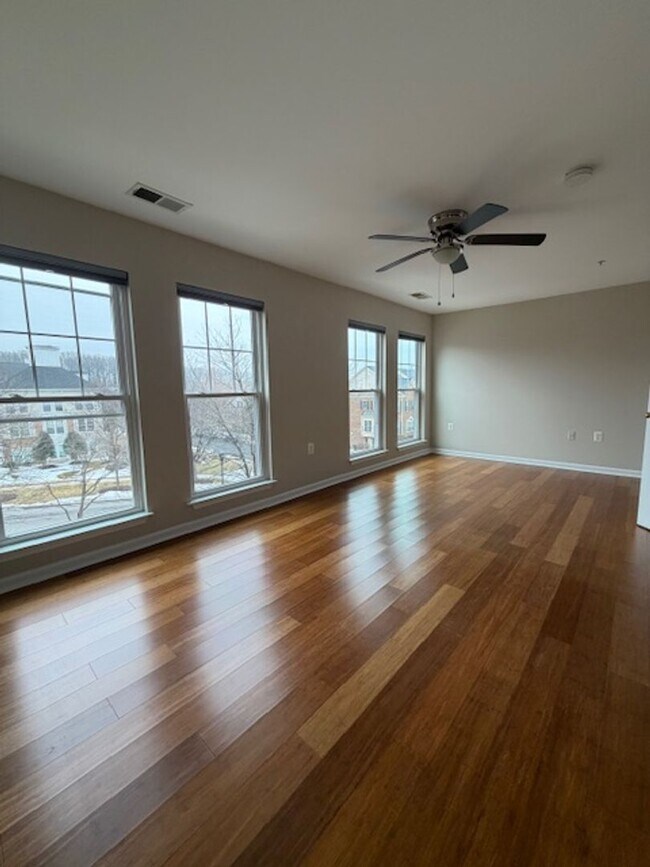 Building Photo - SPACIOUS 2 BEDROOM 2 BATH CONDO WITH LOFT IN KING FARM