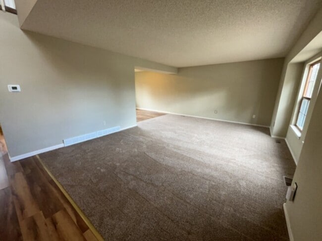 Building Photo - Northwest Tri-Level 5 Bedroom Home For Rent!