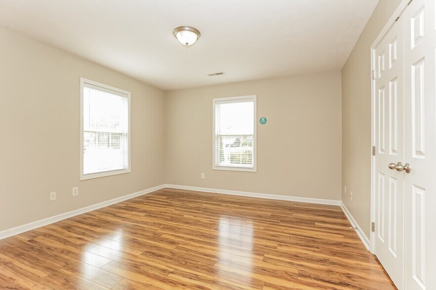 Building Photo - 9010 Lomond Dr