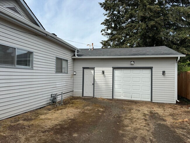 Building Photo - Updated 3 bedroom 2 bathroom duplex in his...