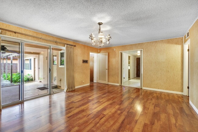 Building Photo - 1564 E Escalon Ave