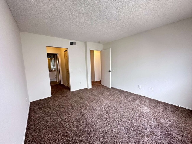 Building Photo - Bright and functional 2-bedroom, 2-bath Condo